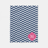 Blue & Fuschia Zigzag Muster Monogram Fleecedecke (Vorderseite)