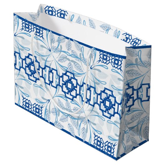 Blue Geometric Floral Chinoiserie | Hochzeit Große Geschenktüte (Rückseite Schrägansicht)