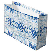 Blue Geometric Floral Chinoiserie | Hochzeit Große Geschenktüte (Vorderseite Schrägansicht)