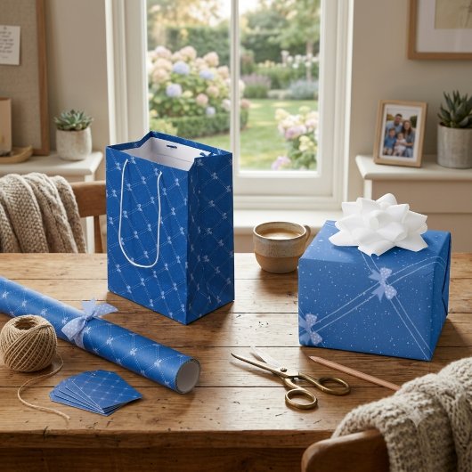 Blue Gift, White Polka Dots & Blue Bow Pattern Mittlere Geschenktüte