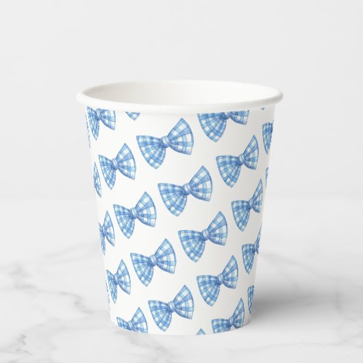 Blue Gingham Bow Krawatte Pattern Baby Dusche Pappbecher (Vorderseite)