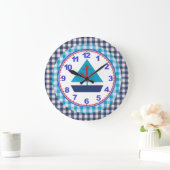 Blue Gingham Boys Sailboat Clock with Numbers Große Wanduhr (Zuhause)
