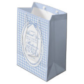 Blue Gingham Coquette Bow Bridal Shower Favors Mittlere Geschenktüte (Rückseite Schrägansicht)