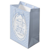 Blue Gingham Coquette Bow Bridal Shower Favors Mittlere Geschenktüte (Vorderseite Schrägansicht)
