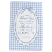 Blue Gingham Coquette Bow Bridal Shower Favors Mittlere Geschenktüte (Rückseite)