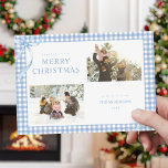 Blue Gingham Kariert Two Foto Feiertagskarte<br><div class="desc">Erstellen Sie Ihre eigenen Weihnachtskarten mit zwei Familienbildern,  personalisiert minimalistischem Typografienamen und Jahr auf niedlichem,  blauen Gingham kariertem Muster-Hintergrund.</div>
