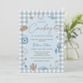 Blue Gingham Little Cowboy Wild West Baby Shower Einladung (Stehend Vorderseite)