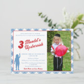 Blue Gingham Red Balloon Upsherin Foto Einladung (Stehend Vorderseite)