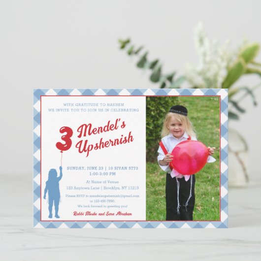 Blue Gingham Red Balloon Upsherin Foto Einladung (Stehend Vorderseite)