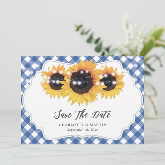 Blue Gingham Rustic Sunflower Wedding Foto Save The Date (Stehend Vorderseite)