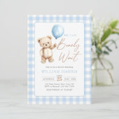Blue Gingham Teddy Bear Balloon Boy Baby Shower Einladung (Stehend Vorderseite)
