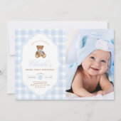 Blue Gingham Teddy Bear Beary First Birthday Photo Einladung (Vorderseite)