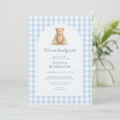 Blue Gingham We Can Bearly Wait Baby Shower Einladung (Stehend Vorderseite)
