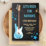 Blue Gitarre Rockstar Geburtstagsparty Einladung<br><div class="desc">Feiern Sie die Geburtstagsparty Ihres Rockstars mit dieser coolen Einladung,  die eine schöne E-Gitarre vor einem Chalkboard-Hintergrund bietet. Fügen Sie einfach Ihre Veranstaltungsdetails zu dieser einfach zu bedienenden Vorlage hinzu,  um sie zu einer einmaligen Einladung zu machen. Dreh die Karte auf,  um ein Schwarz-Beige-Sternexplosion-Muster auf der Kartenrückseite zu zeigen.</div>