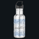 Blue Glitzer Name Skript elegant Edelstahlflasche<br><div class="desc">Mit blauen Imitaten Glitzer Staub. Personalisieren und fügen Sie Ihren Namen mit einem angesagten,  handgeschriebenen Stil-Skript mit Swashes hinzu. Um die Swashes behalten,  löschen Sie nur den Beispielnamen,  verlass die Leerzeichen oder Emoji's vor und nach dem Namen.</div>