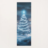 Blue Glowing Winter Night Christmas Tree Yogamatte (Rückseite)