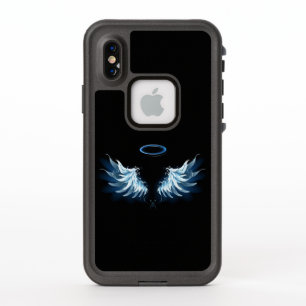 Blue Glows Angel Wings auf schwarzem Hintergrund