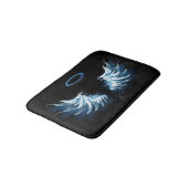 Blue Glows Angel Wings auf schwarzem Hintergrund Badematte (Schrägansicht)