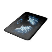 Blue Glows Angel Wings auf schwarzem Hintergrund Badematte (Schrägansicht)