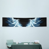 Blue Glows Angel Wings auf schwarzem Hintergrund Banner (Messeveranstaltung)