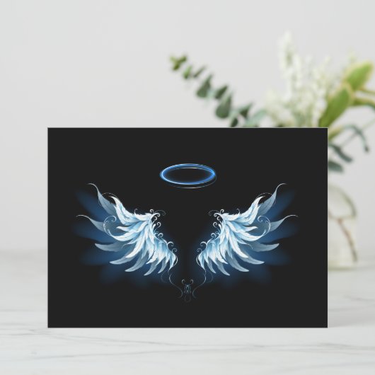 Blue Glows Angel Wings auf schwarzem Hintergrund Dankeskarte (Stehend Vorderseite)