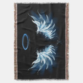 Blue Glows Angel Wings auf schwarzem Hintergrund Decke (Vorderseite Vertikal)