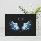 Blue Glows Angel Wings auf schwarzem Hintergrund Einladung (Stehend Vorderseite)