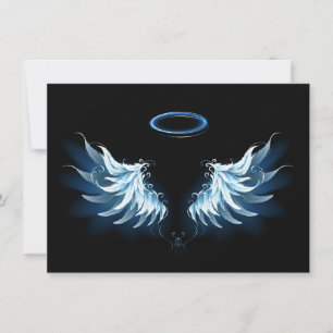 Blue Glows Angel Wings auf schwarzem Hintergrund Feiertagskarte