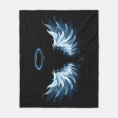 Blue Glows Angel Wings auf schwarzem Hintergrund Fleecedecke (Vorderseite)