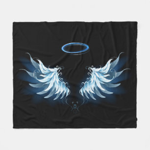 Blue Glows Angel Wings auf schwarzem Hintergrund Fleecedecke