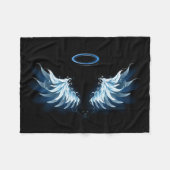Blue Glows Angel Wings auf schwarzem Hintergrund Fleecedecke (Vorderseite (Horizontal))