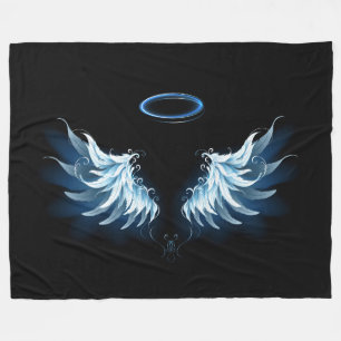 Blue Glows Angel Wings auf schwarzem Hintergrund Fleecedecke