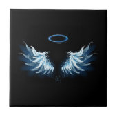 Blue Glows Angel Wings auf schwarzem Hintergrund Fliese (Vorderseite)