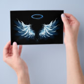 Blue Glows Angel Wings auf schwarzem Hintergrund Flyer (Handgriff)