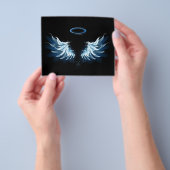 Blue Glows Angel Wings auf schwarzem Hintergrund Flyer (Gruppe)