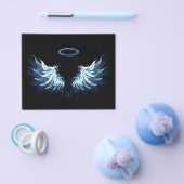 Blue Glows Angel Wings auf schwarzem Hintergrund Flyer (Einzeln)