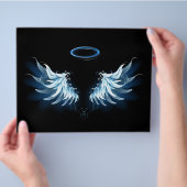 Blue Glows Angel Wings auf schwarzem Hintergrund Flyer (Hand)