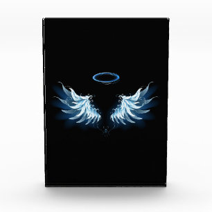 Blue Glows Angel Wings auf schwarzem Hintergrund Fotoblock