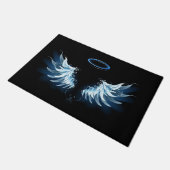 Blue Glows Angel Wings auf schwarzem Hintergrund Fußmatte (Schrägansicht)