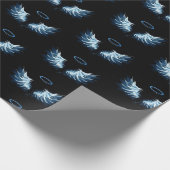Blue Glows Angel Wings auf schwarzem Hintergrund Geschenkpapier (Ecke)