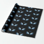 Blue Glows Angel Wings auf schwarzem Hintergrund Geschenkpapier (Ungerollt)