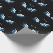Blue Glows Angel Wings auf schwarzem Hintergrund Geschenkpapier (Ecke)