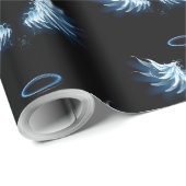 Blue Glows Angel Wings auf schwarzem Hintergrund Geschenkpapier (Rolleneckpunkt)