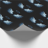 Blue Glows Angel Wings auf schwarzem Hintergrund Geschenkpapier (Ecke)