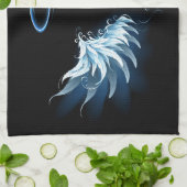 Blue Glows Angel Wings auf schwarzem Hintergrund Geschirrtuch (Gefaltet)