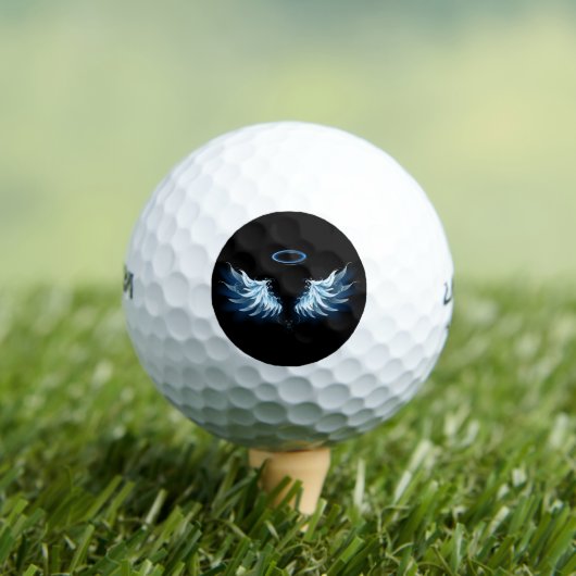 Blue Glows Angel Wings auf schwarzem Hintergrund Golfball (Insitu T-Shirt)