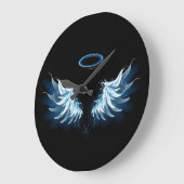 Blue Glows Angel Wings auf schwarzem Hintergrund Große Wanduhr (Winkel)