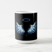 Blue Glows Angel Wings auf schwarzem Hintergrund Kaffeetasse (Mittel)