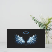 Blue Glows Angel Wings auf schwarzem Hintergrund Karte (Stehend Vorderseite)