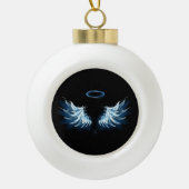 Blue Glows Angel Wings auf schwarzem Hintergrund Keramik Kugel-Ornament (Vorderseite)